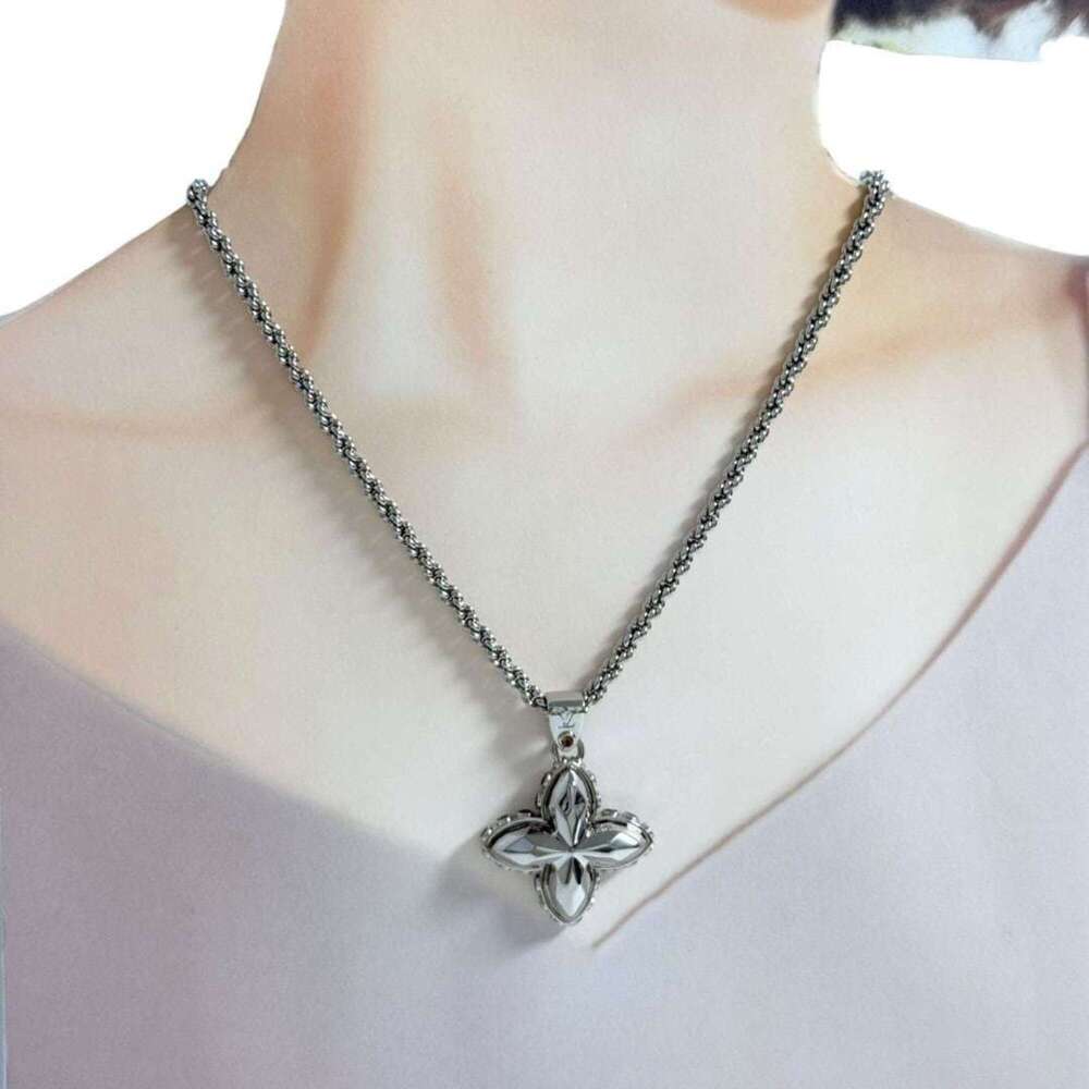 LOUIS VUITTON Necklace - Picture 9 of 10